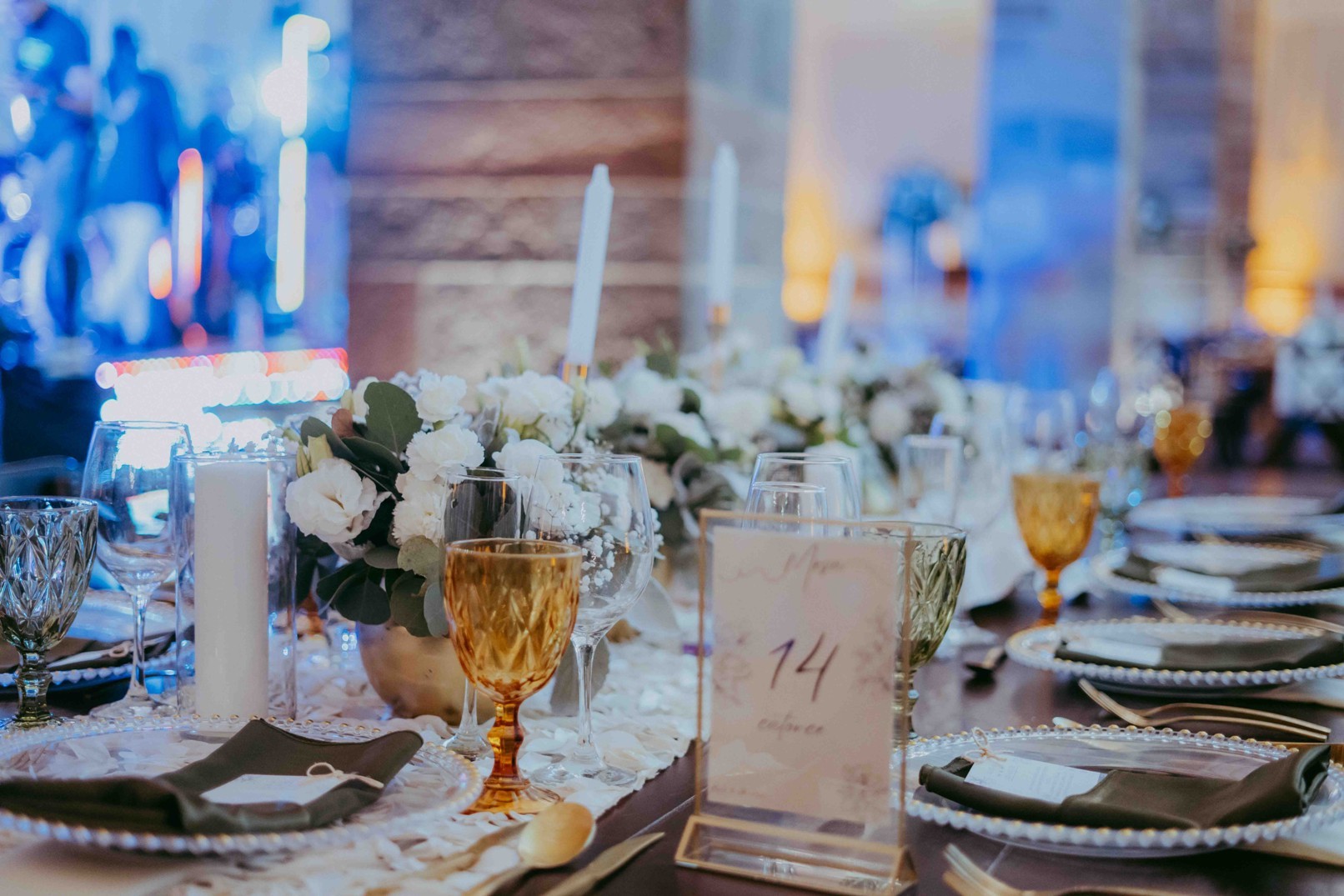 Mesa elegante para recepción de boda